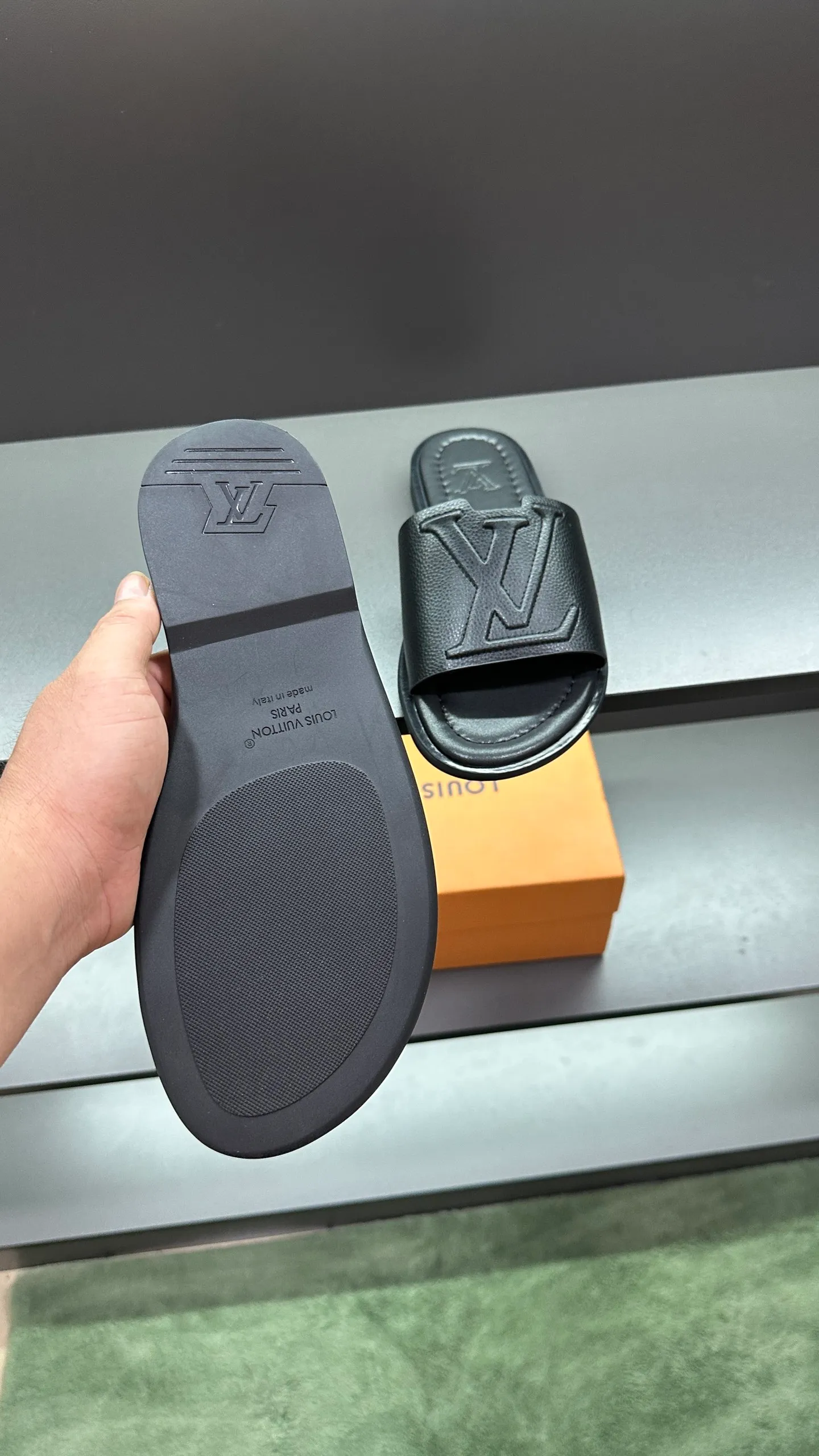 P300 🔍LV Men's Spring and Summer Slippers Counter Synchronization. The uppers are imported cowhide fabrics from Italy, with logo graphics and high-quality craftsmanship. Soles: original soles specially provided by the original factory. Exclusive movable molded soles are super comfortable. Original factory follow-up orders. 🔍🔍High quality. You can enter and leave the counter at will. Welcome to compare. Code number 38-45 No. 058